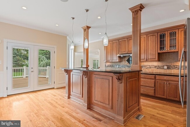 Building Photo - 5905 Lone Oak Dr