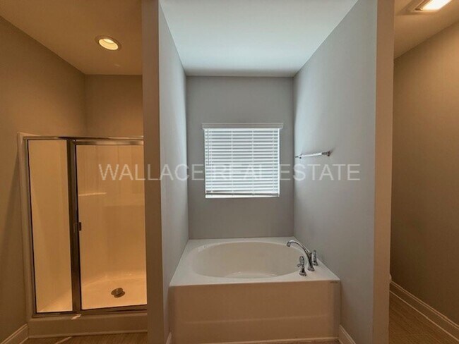 Building Photo - BEAUTIFUL 4 BEDROOM HOUSE IN LENOIR CITY!!!