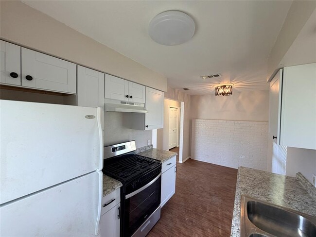 Building Photo - 8520 Woodstone Dr