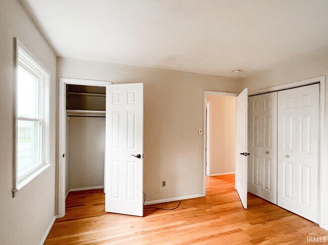 Building Photo - 2519 E 7th St