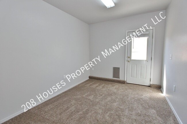 Building Photo - Clean & Move-In Ready Home!