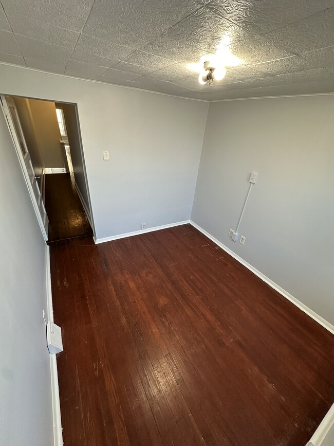 BACK BEDROOM - 3172 Chatham St