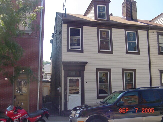 Front Building - 2724 Sarah St