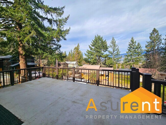 Building Photo - Stunning Home located in the picturesque Ashland