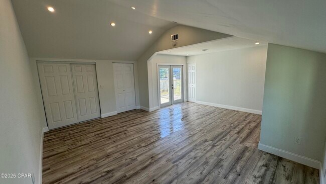 Building Photo - 212 N Cove Blvd