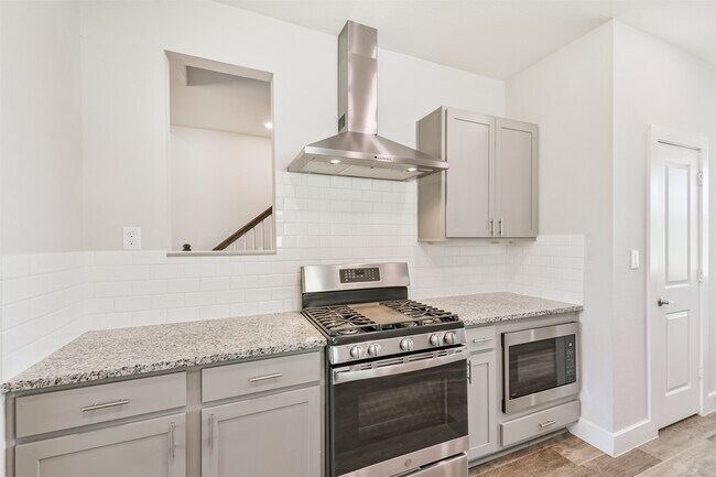 Building Photo - 13083 Clear View Dr