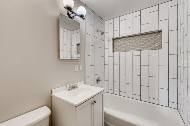 Building Photo - 3 Bedroom 2 Bathroom Denver Home with Bonu...