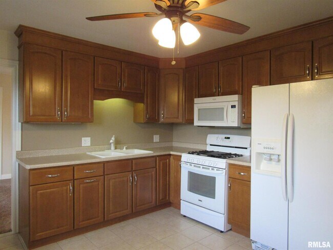 Building Photo - 233 Manor Dr