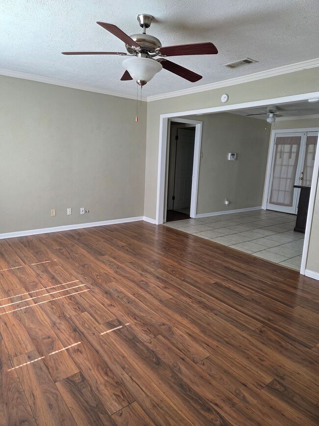 Building Photo - Lovely 3 Bedroom Home with Large Fenced in...