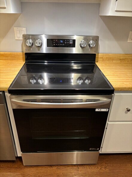 Brand new LG range - 22 Williamsburg Cir