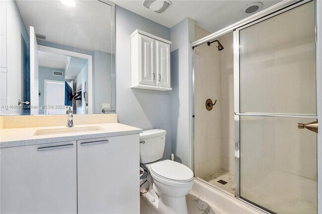 Building Photo - 2650 Lake Shore Dr