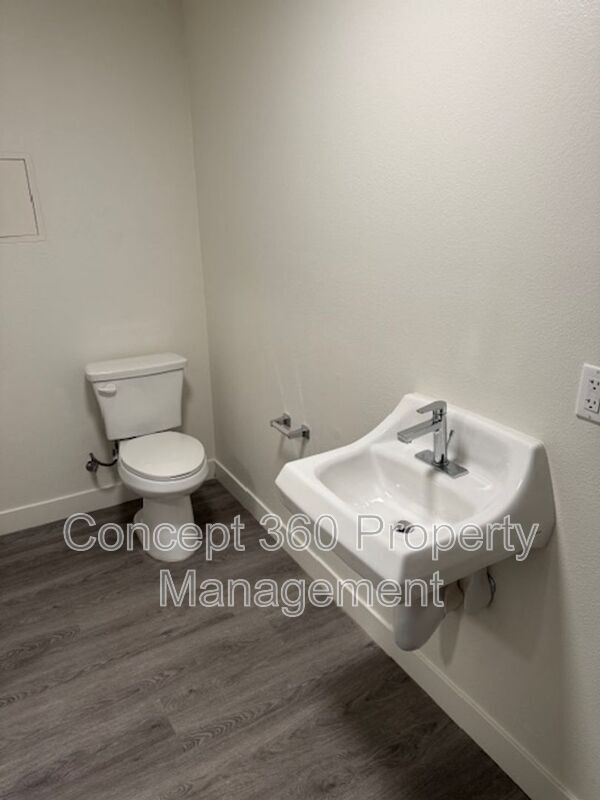 Building Photo - 226 W 87th St