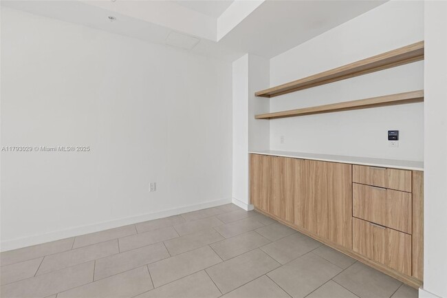 Building Photo - 2150 N Bayshore Dr