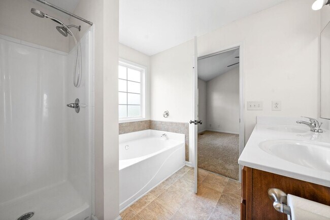 Building Photo - 3 Bedroom 2 Bath Pet Friendly Home For Rent Near Post!