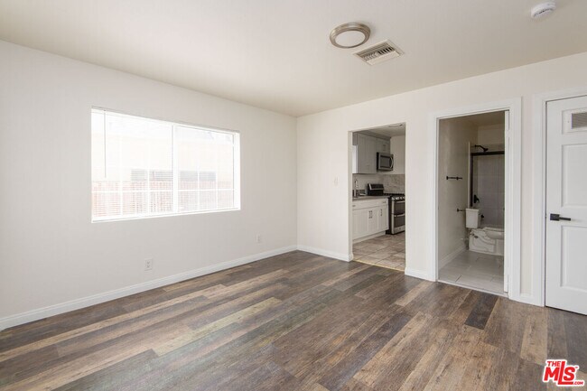 Building Photo - 2134 Cloverdale Ave