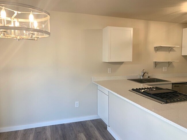 Building Photo - Inviting 2BR Gem with Balcony Views in For...