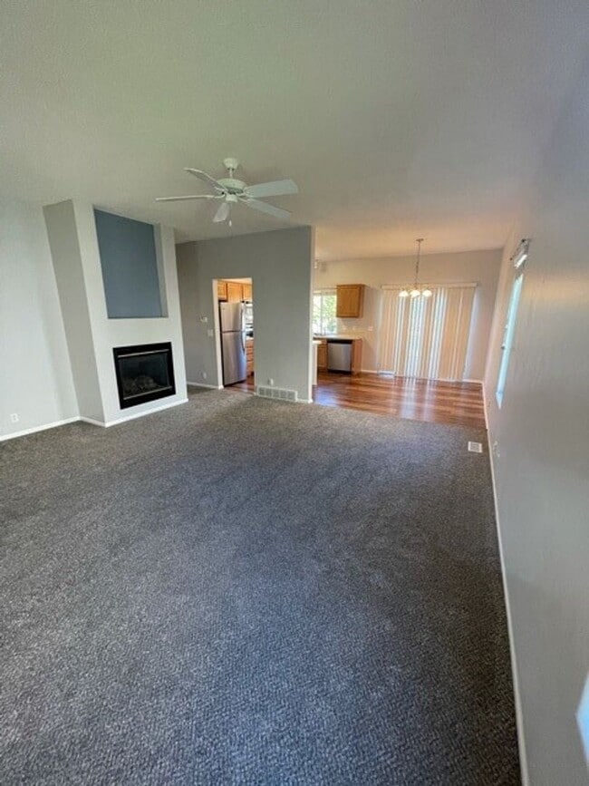 Building Photo - Beautifully Updated Papillion Townhome Nea...