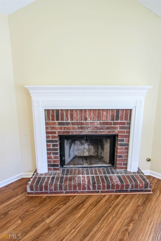 Building Photo - 619 W Manor