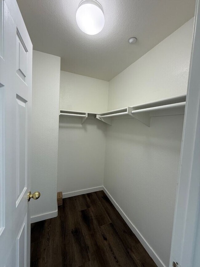 Building Photo - Very Nice 4 bedroom, 3 full bath home in much desired Lakeside neighborhood.