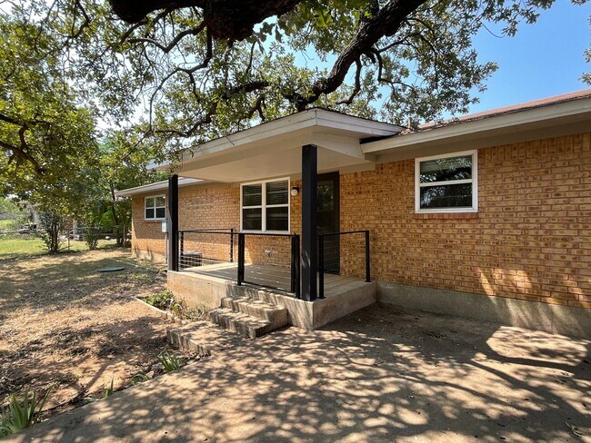 Building Photo - *NOW AVAILABLE* Absolutely Gorgeous 2 Bedr...