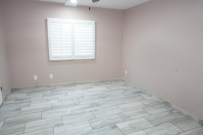 Building Photo - 10444 N 69th St