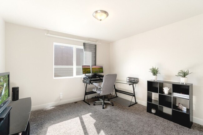 Building Photo - New and Modern Home