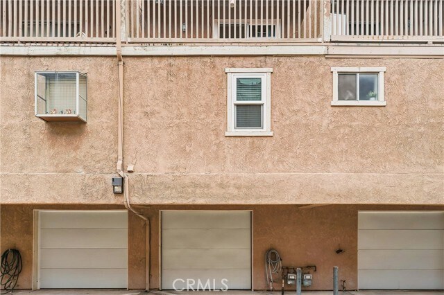 Building Photo - 334 S Walnut Ave