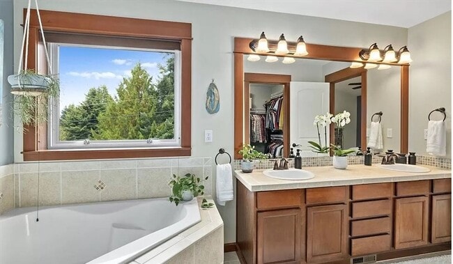 Building Photo - 6 month rental available!