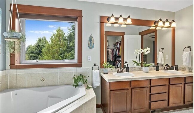 Building Photo - Option of 6 month rental available!