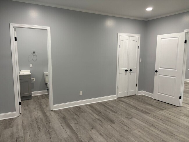 Building Photo - Fully renovated 3 bedroom 2 bathroom house!   Lawn Care Included