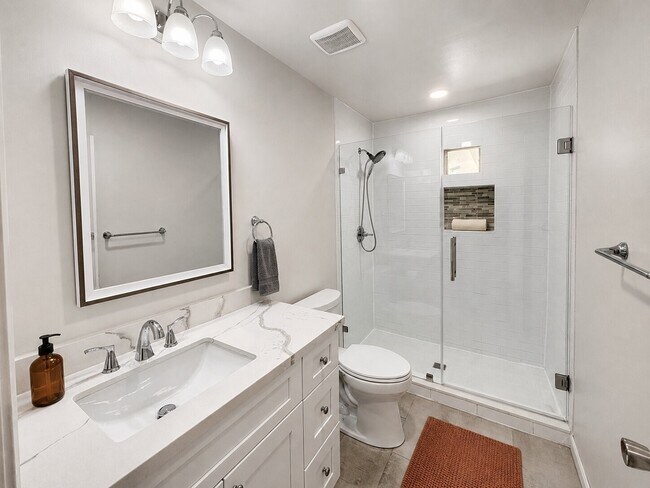 Building Photo - 6010 Ridgeway Dr