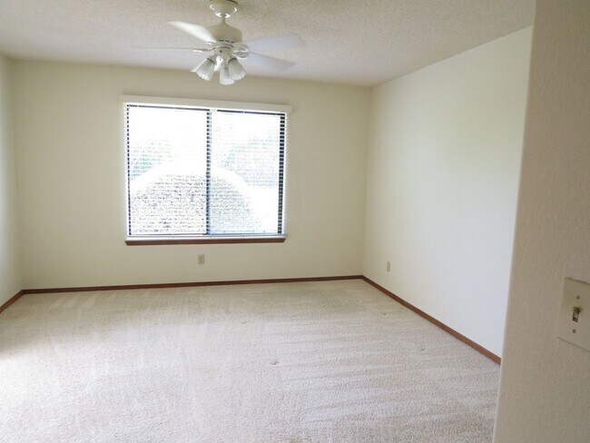 Building Photo - Fabulous Find!