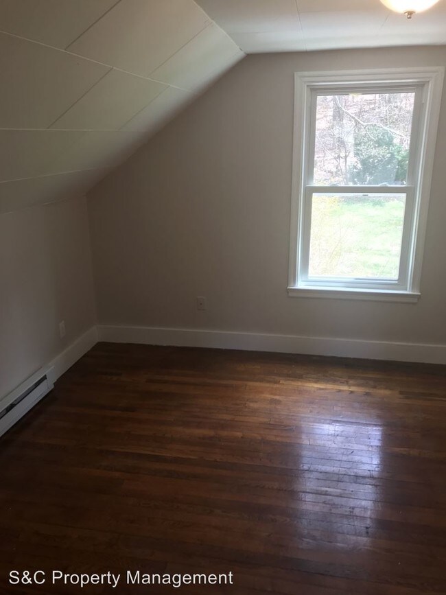 Building Photo - 2 br, 1 bath Apartment - 166 Hall Hill Road