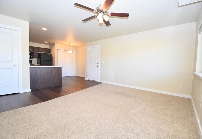 Building Photo - Beautiful Baxter Springs Condo with detach...