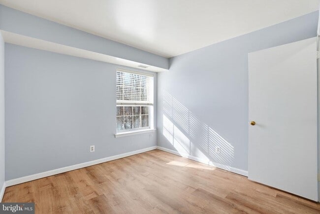 Building Photo - 5902 Cove Landing Rd