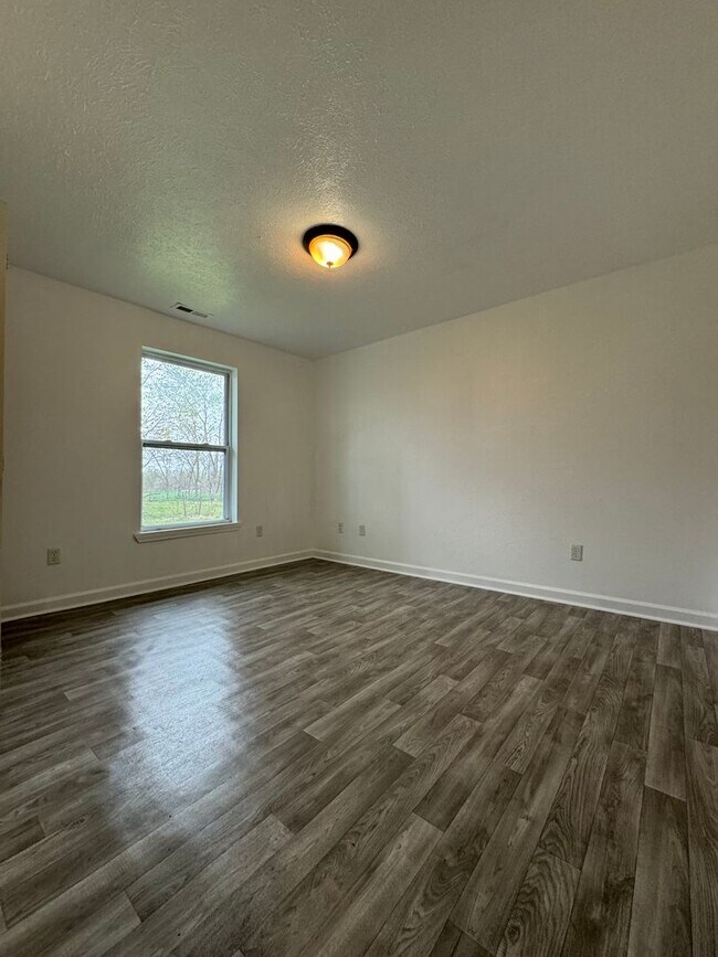 Building Photo - Country living with this large 3 bedroom 2 full bath home