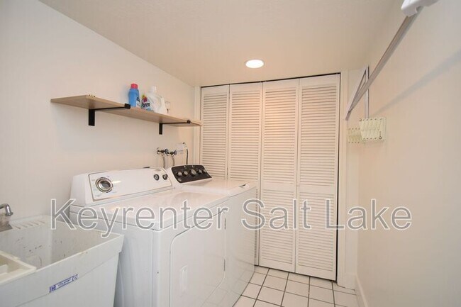 Building Photo - 6888 Hillside Village Cir