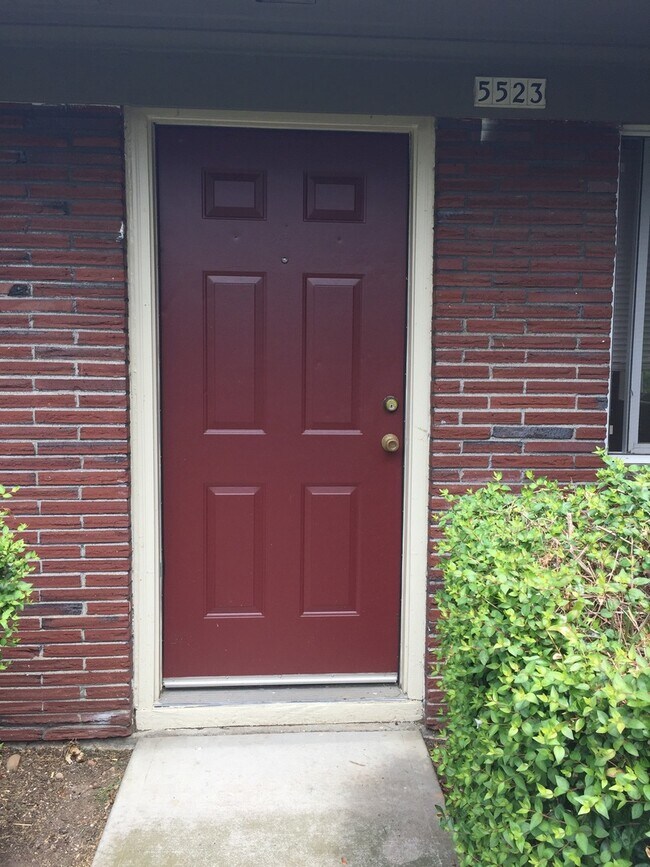 Building Photo - Corner 1bed, great location, bike storage,...