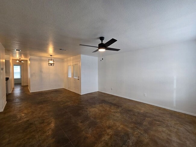 Building Photo - RENT REDUCTION - AVAILABLE NOW!