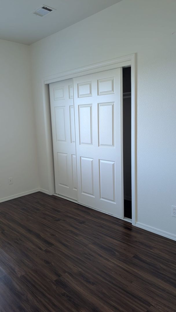 Building Photo - Beautiful 3 bedroom/ 1 bath in gated community. Call or come by to view!