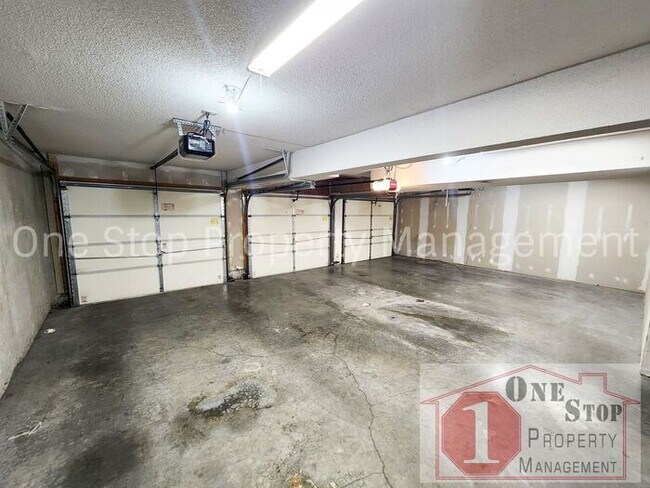 Building Photo - 3 Bedroom, 2 Full Bathrooms and oversized ...