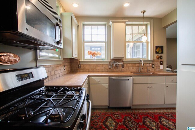 Building Photo - 3121 Highland Ave
