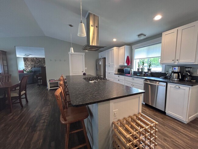 Building Photo - 3 Bedroom 2 Bath home in south Bellingham with a 2-car garage