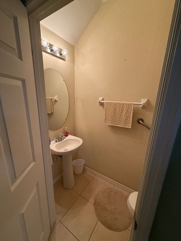 Building Photo - 1319 Clove Dr