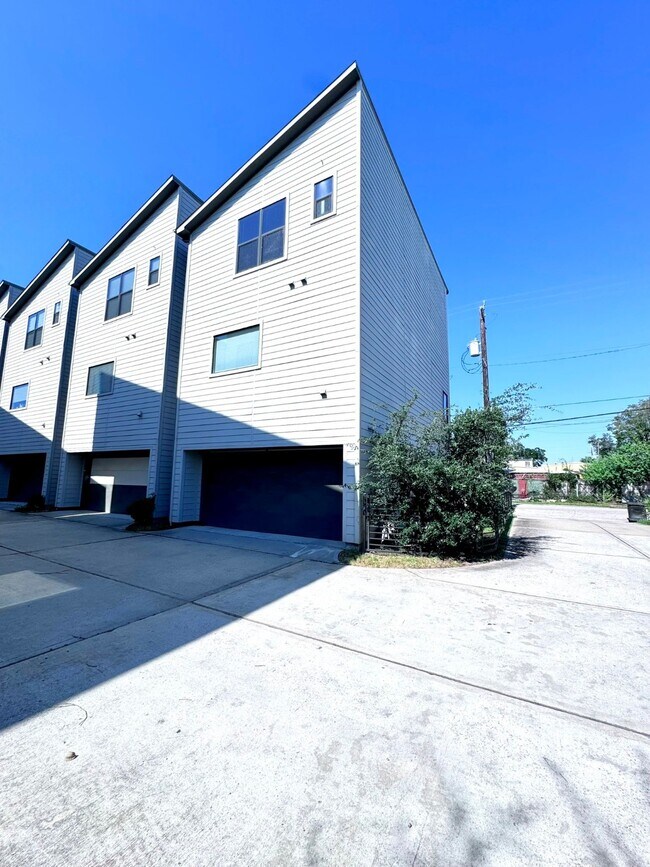 Building Photo - 1613 Milby St