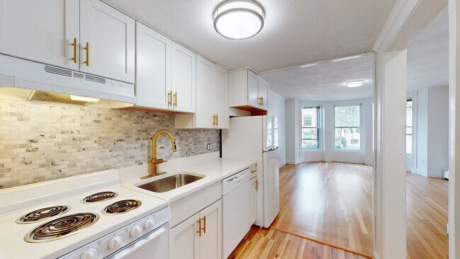 Building Photo - 513 Beacon St