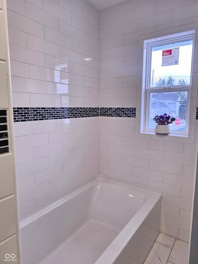 Building Photo - 335 W 4th St