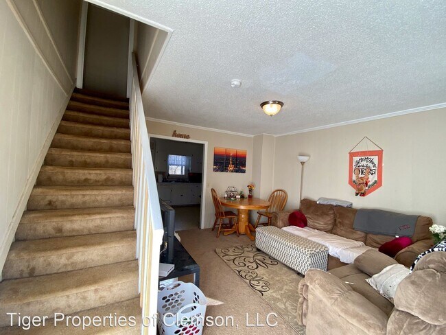 Building Photo - 2 br, 1 bath Room For Rent - 415 Lindsay Rd