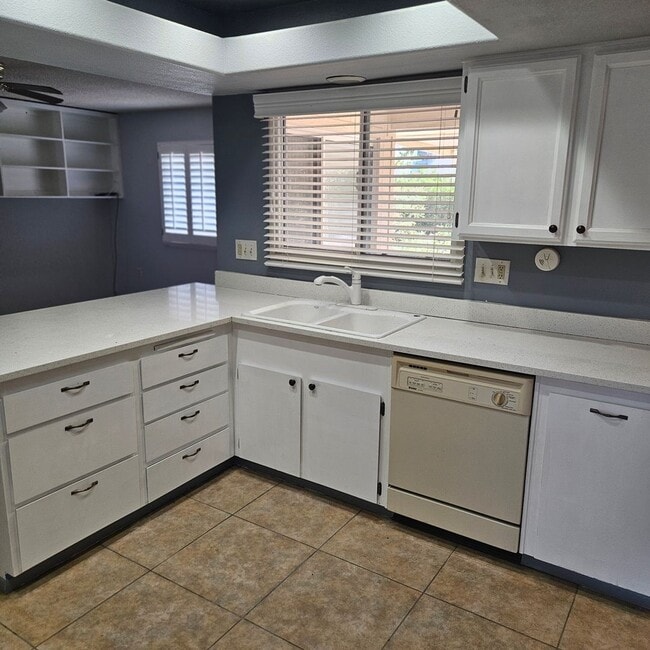 Building Photo - Spacious Home Near Shopping Center
