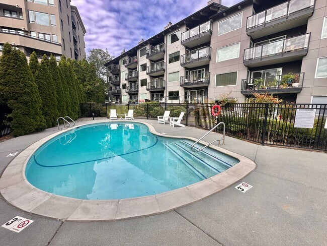 Building Photo - Rare Kirkland Condo on the Juanita Waterfront! Available August 1st, 2026!